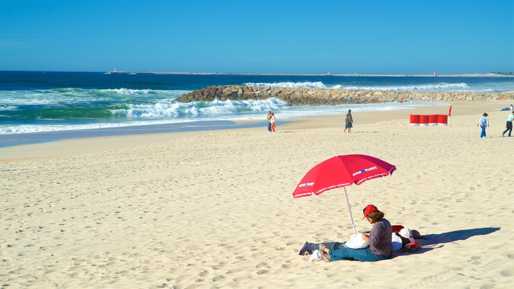 Playa de Costa Nova que incluye una playa de arena y vista general a la costa y también una pareja