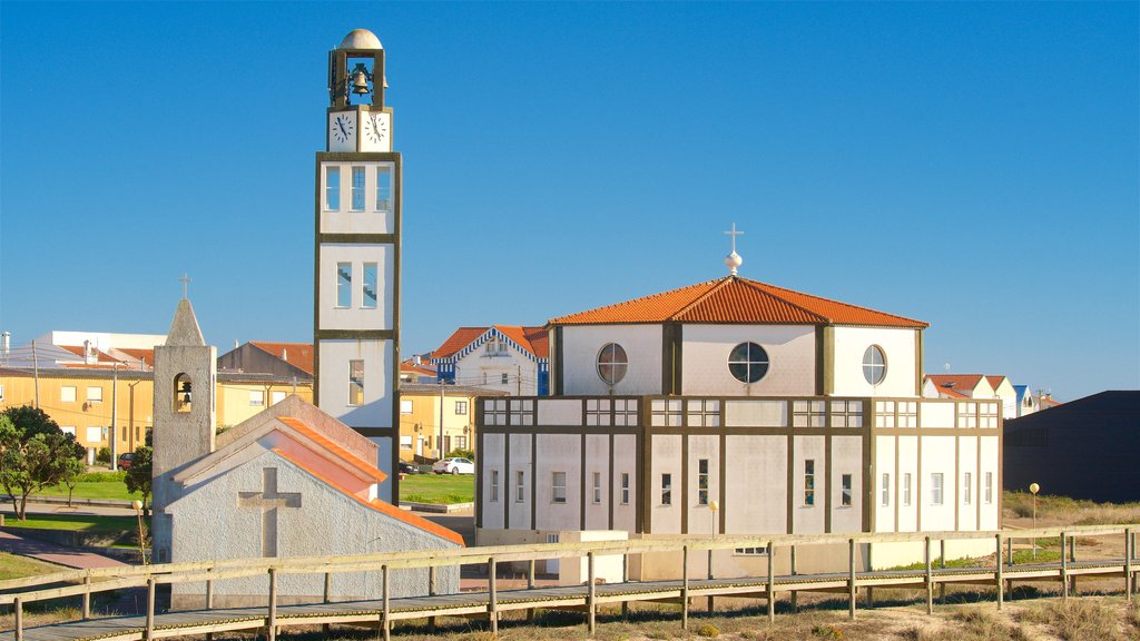 Costa Nova strand fasiliteter samt kirke eller katedral