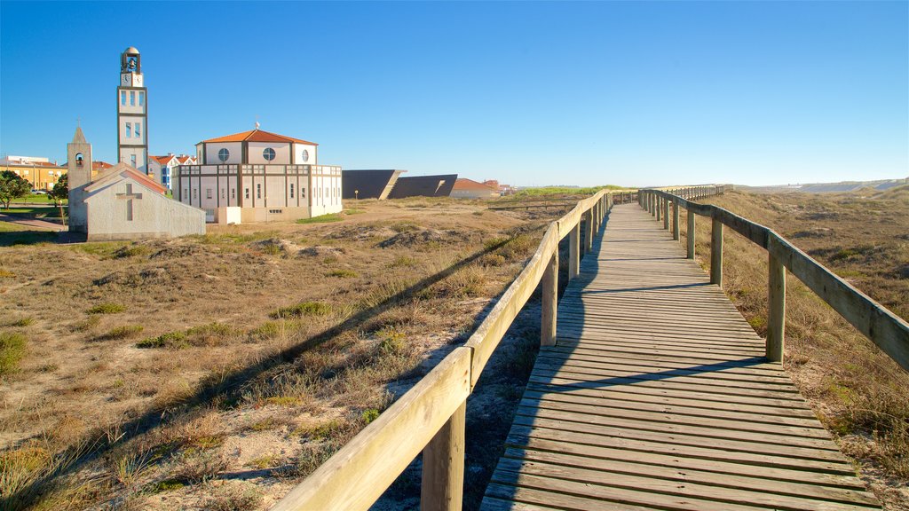 Praia da Costa Nova mostrando uma ponte