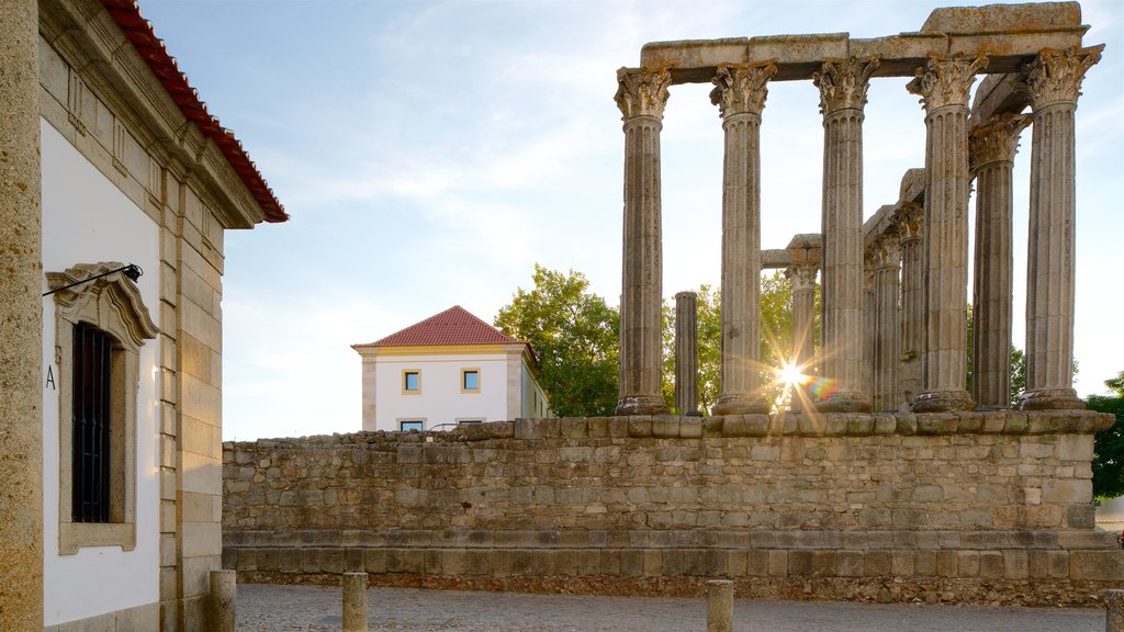 Templo Romano which includes heritage elements and building ruins