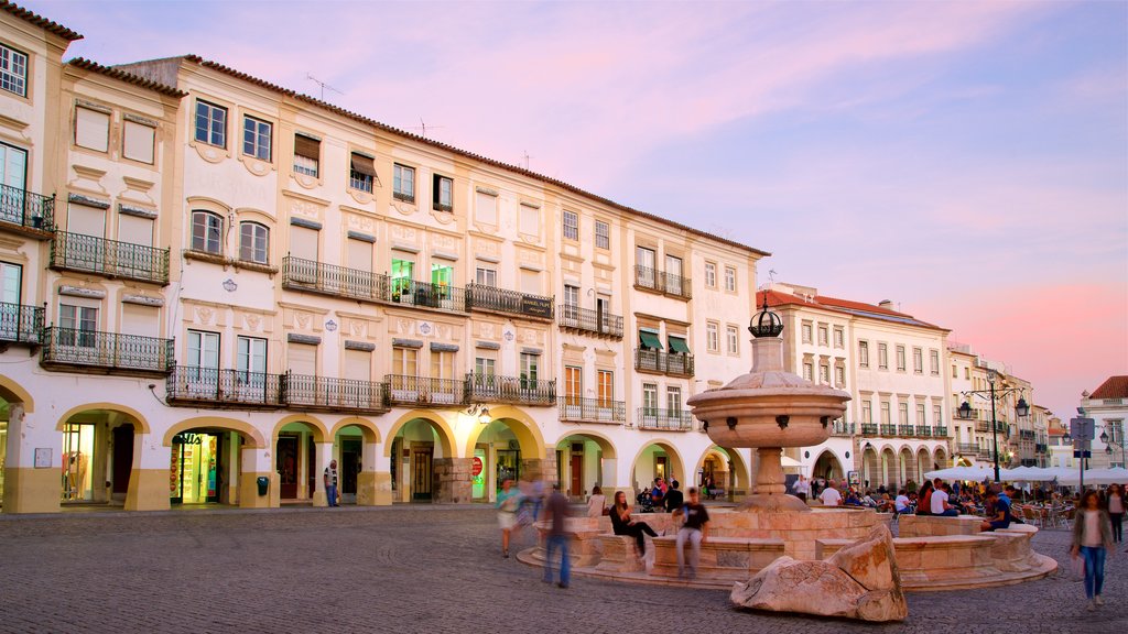 Praca do Giraldo showing a fountain and a sunset