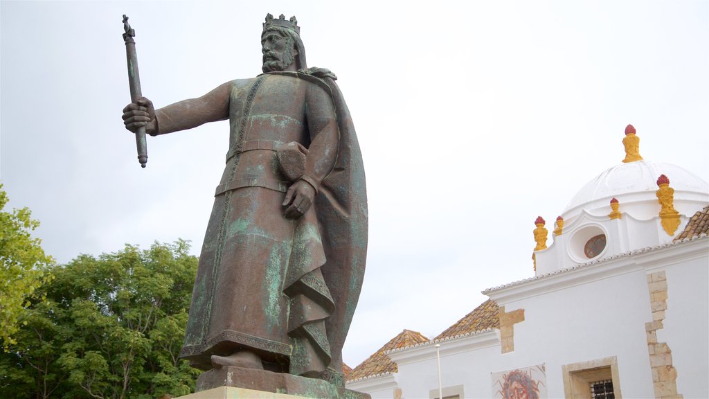 Cidade Velha de Faro que inclui uma estátua ou escultura