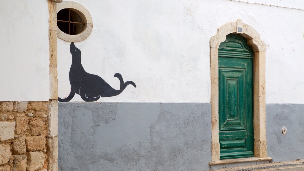 Casco antiguo de Faro ofreciendo arte al aire libre