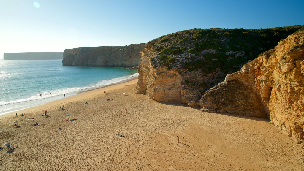 Playa de Beliche mostrando costa escarpada, vistas generales de la costa y una playa