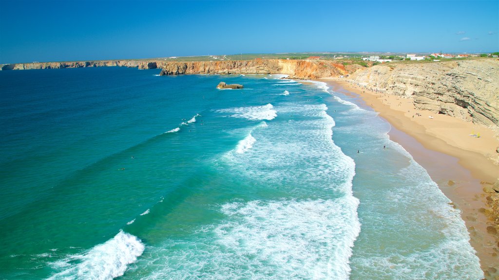 Praia de Tonel que inclui paisagem, litoral acidentado e uma praia de areia