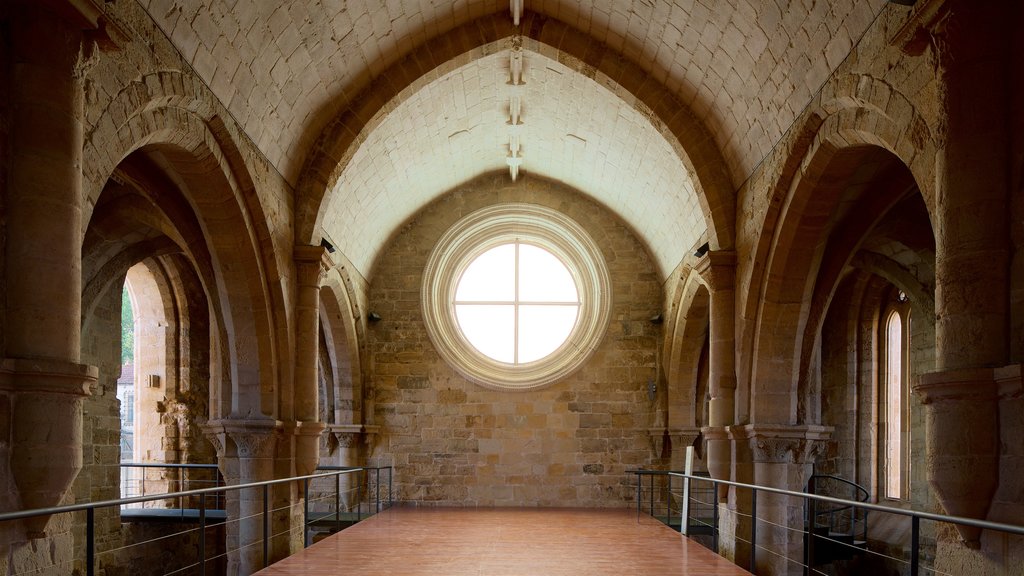 Convento de Santa Clara-a-Velha que inclui elementos de patrimônio e vistas internas