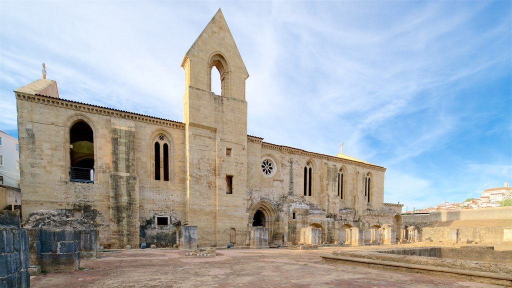 Convento de Santa Clara-a-Velha caracterizando elementos de patrimônio e uma igreja ou catedral