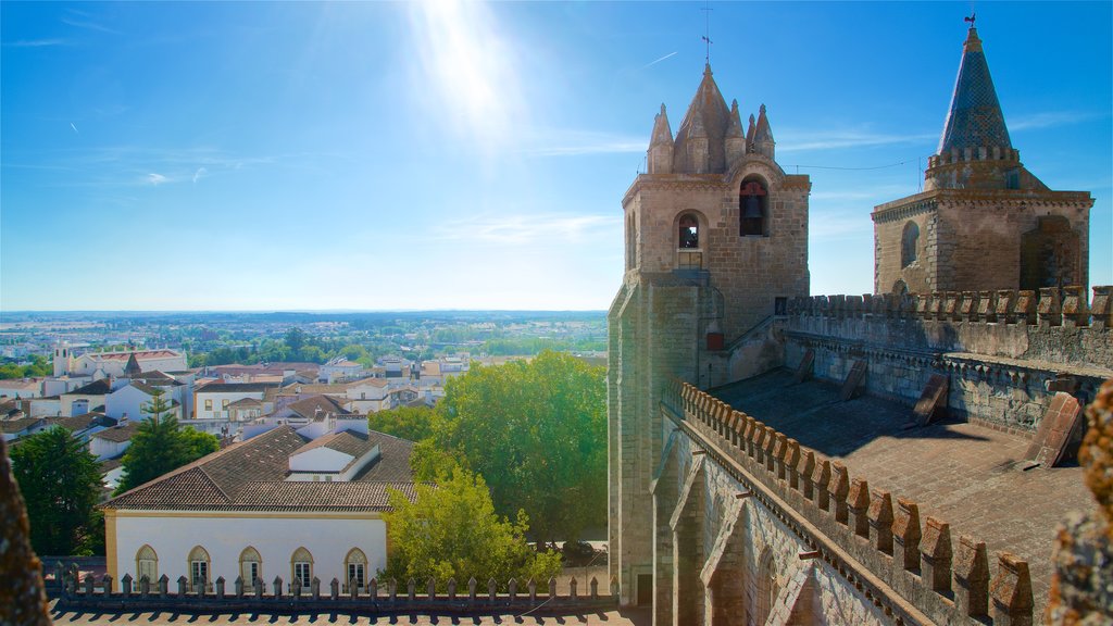 Catedral de Évora ofreciendo elementos del patrimonio y una ciudad