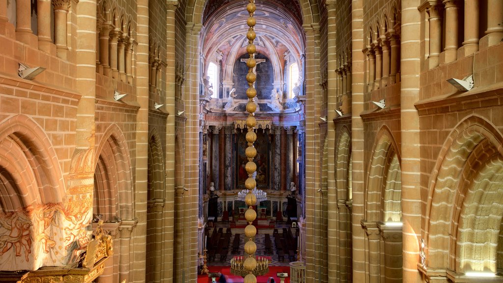 Catedral de Évora que incluye elementos del patrimonio, una iglesia o catedral y vistas interiores