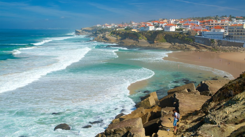 Playa de Maçãs mostrando vista general a la costa, una ciudad costera y una playa de arena