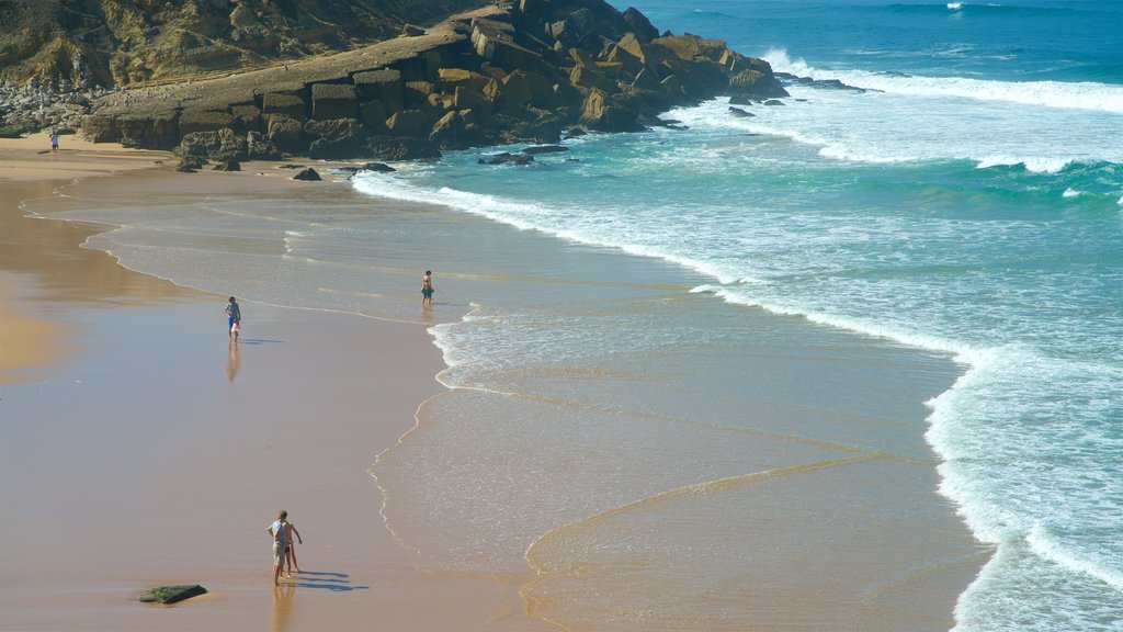 Praia das Maçãs mostrando litoral acidentado, uma praia e paisagens litorâneas