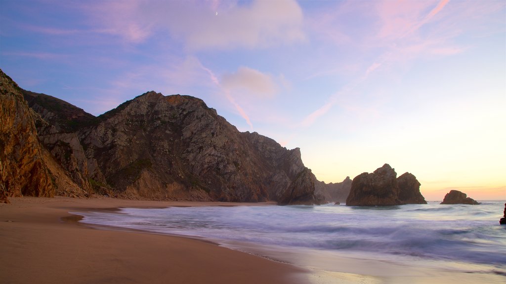 Ursa Beach caracterizando paisagens litorâneas, um pôr do sol e litoral rochoso