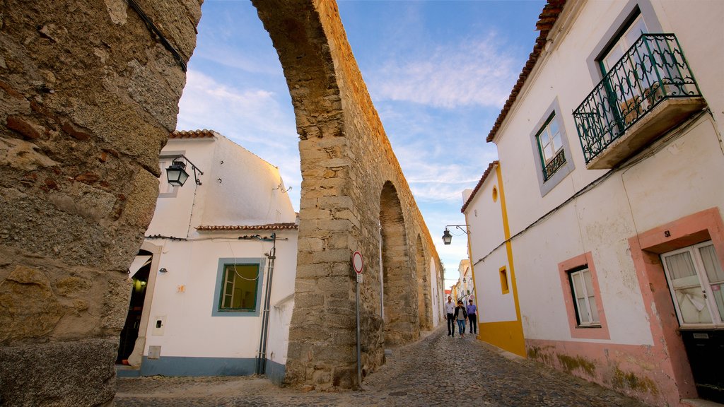 Aqueduto da Água de Prata which includes heritage elements as well as a small group of people