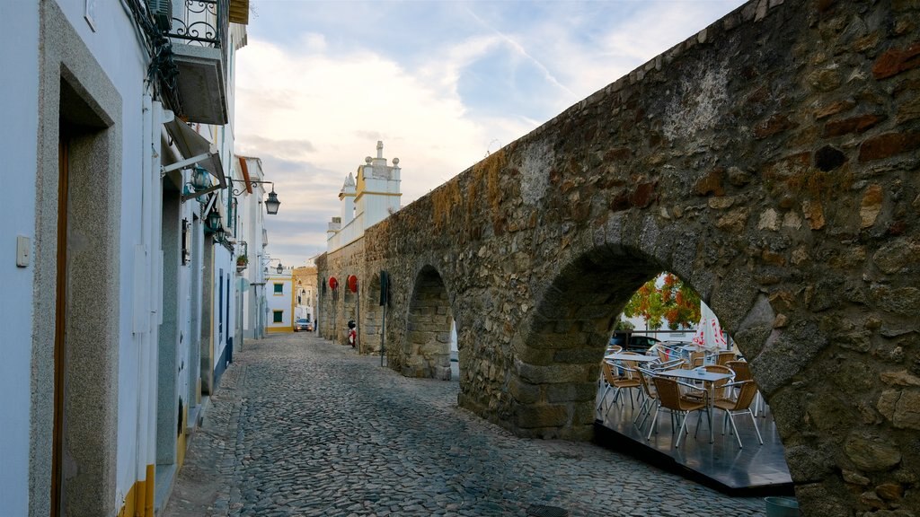 Aqueduto da Água de Prata ofreciendo elementos patrimoniales