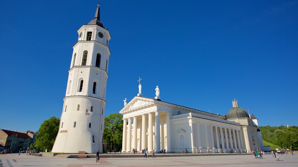 Cattedrale di Vilnius mostrando chiesa o cattedrale, piazza e oggetti d\'epoca