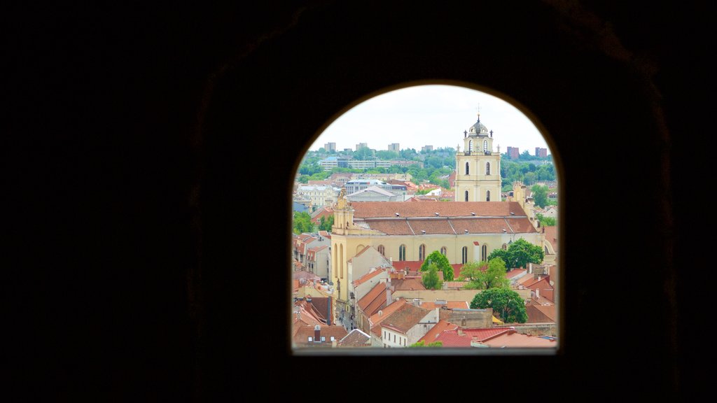 Torre Gediminas caracterizando vistas internas e uma cidade