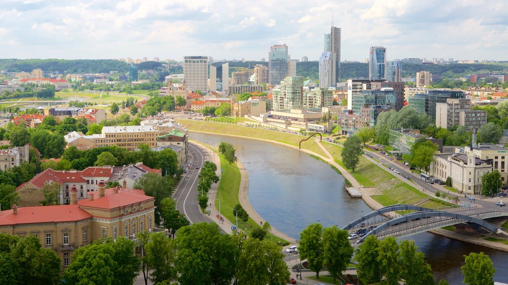 Torre Gediminas mostrando un río o arroyo, un puente y una ciudad