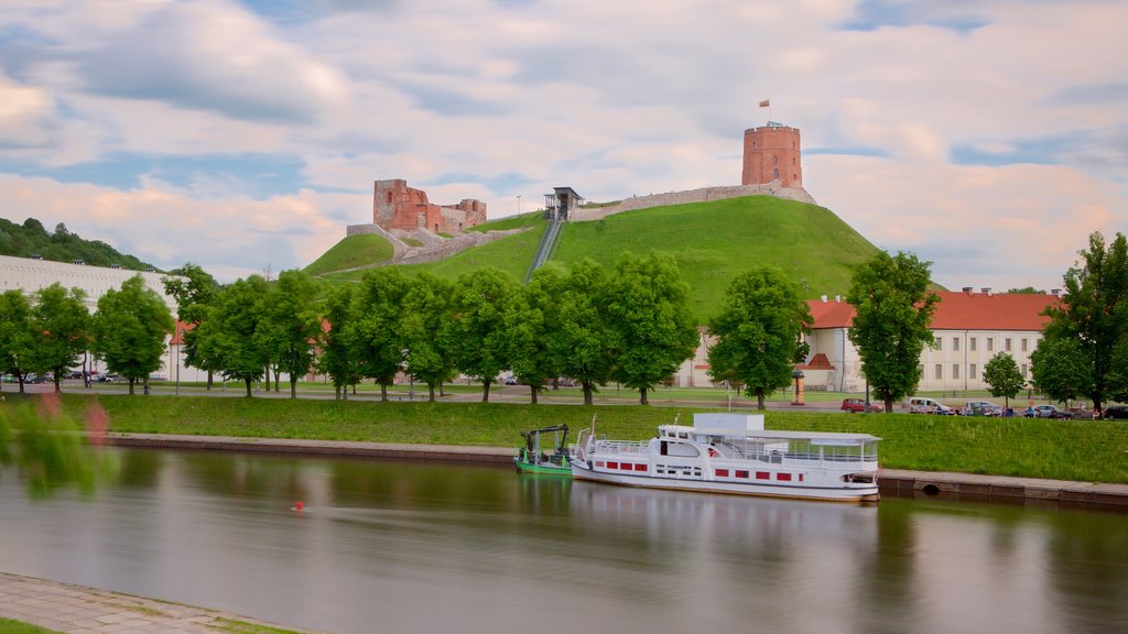 Torre Gediminas ofreciendo un río o arroyo, jardín y cruceros