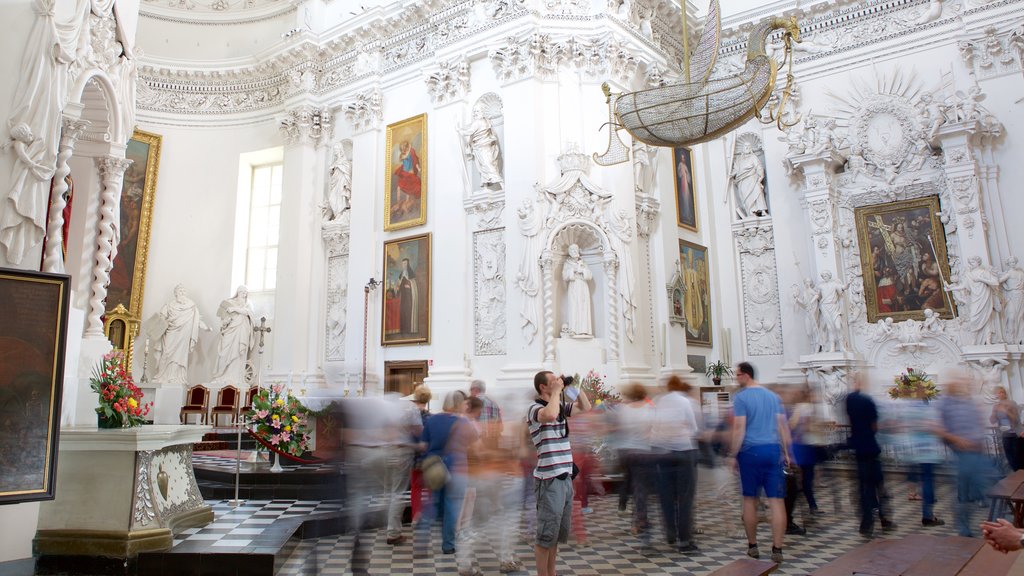 Iglesia de San Pedro y San Pablo que incluye elementos patrimoniales, una iglesia o catedral y vista interna