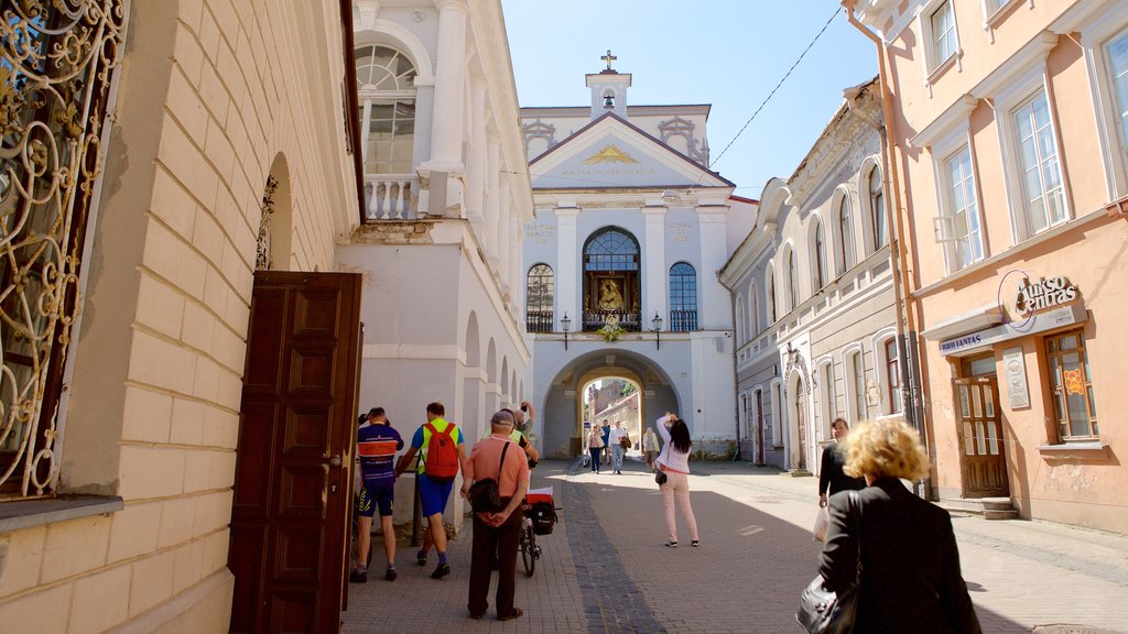 Puerta del Alba ofreciendo una iglesia o catedral y también un pequeño grupo de personas