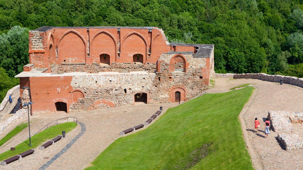 Higher inclusief historische architectuur, vervallen gebouwen en een park