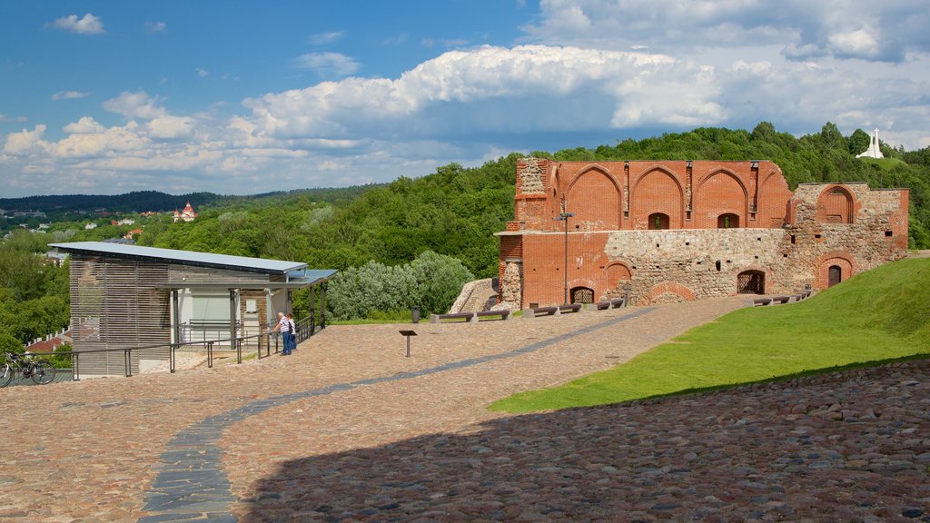 Higher toont een ruïne, vredige uitzichten en historische architectuur