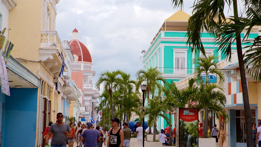 Cienfuegos y también un grupo pequeño de personas