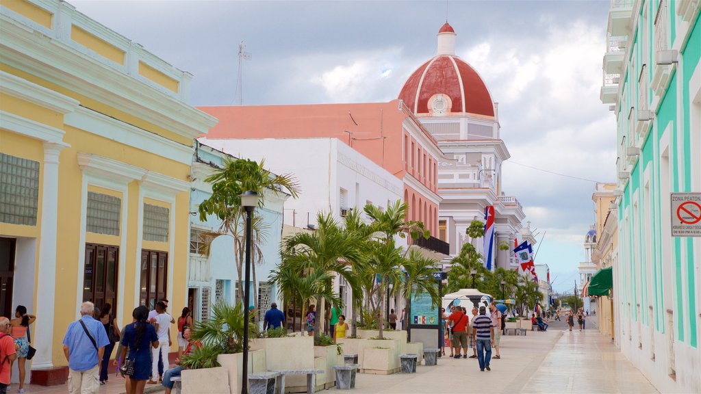 Cienfuegos y también un pequeño grupo de personas