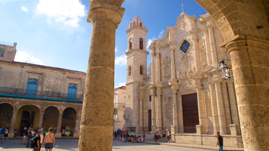 Havana Cathedral que incluye elementos del patrimonio, una iglesia o catedral y un parque o plaza