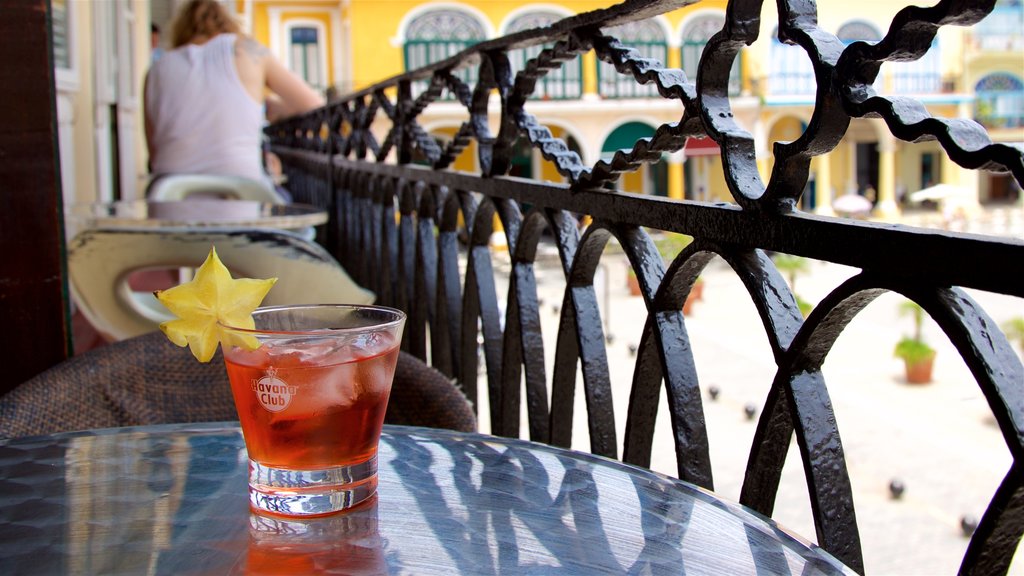 Plaza Vieja featuring drinks or beverages