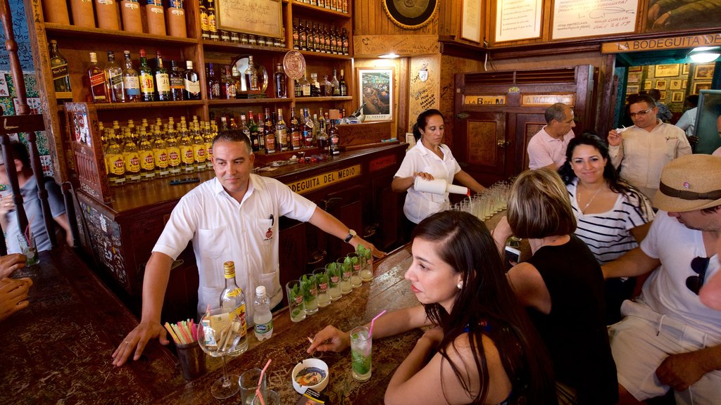 La Habana ofreciendo refrescos o bebidas, vistas interiores y un bar