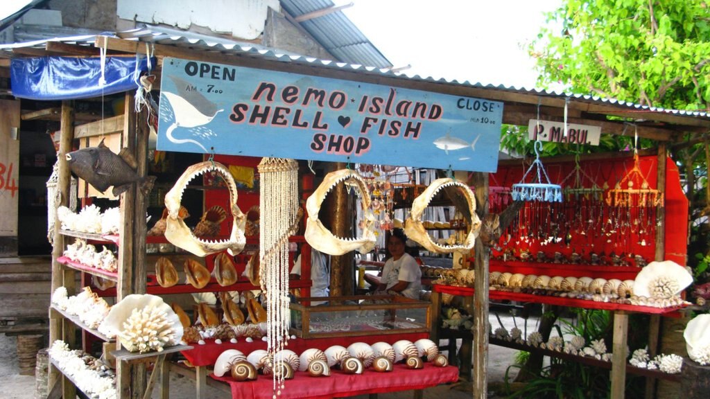 Mabul Island som visar marknader och skyltar