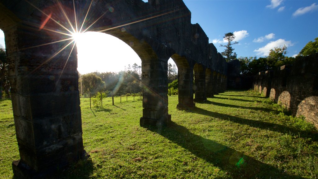 The Arches ofreciendo ruinas de un edificio, elementos patrimoniales y un atardecer