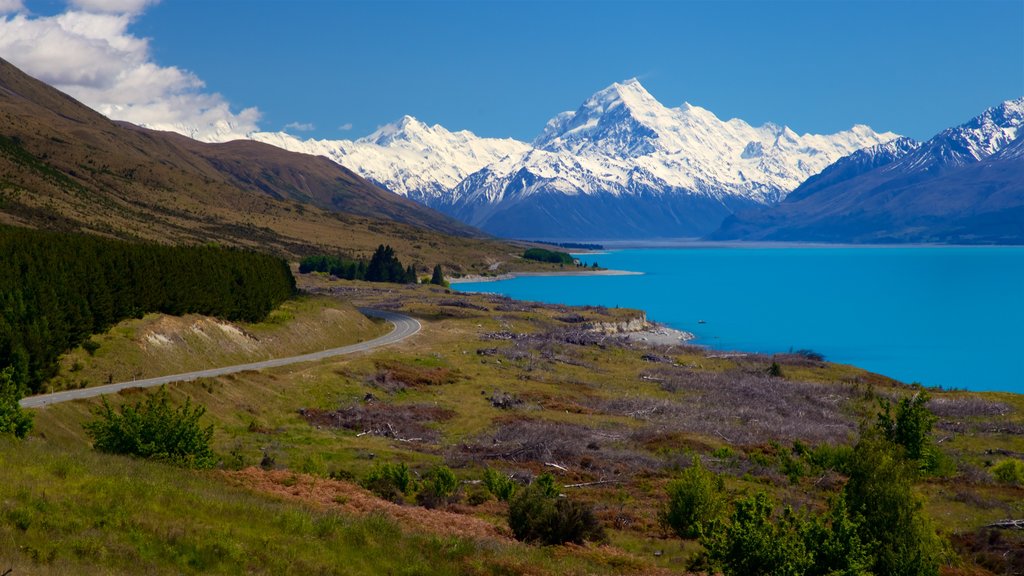 Mount Cook National Park which includes a lake or waterhole, snow and mountains