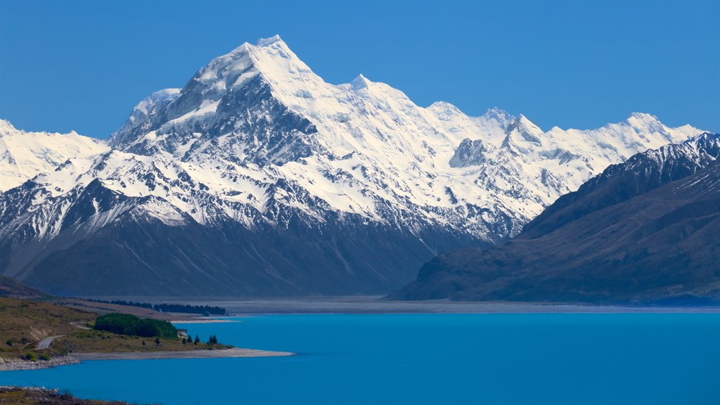 Mount Cook National Park showing a lake or waterhole, mountains and snow