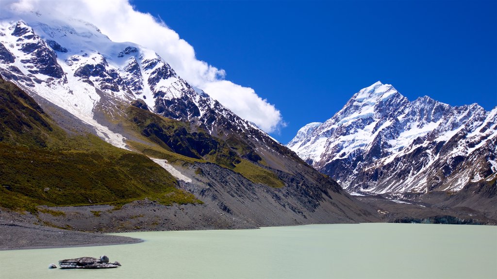 Mount Cook National Park which includes snow, a lake or waterhole and mountains