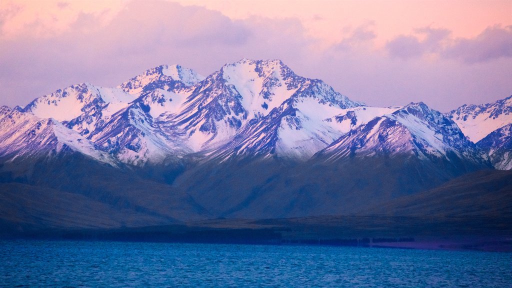 Lake Tekapo og byder på en solnedgang, en sø eller et vandhul og sne