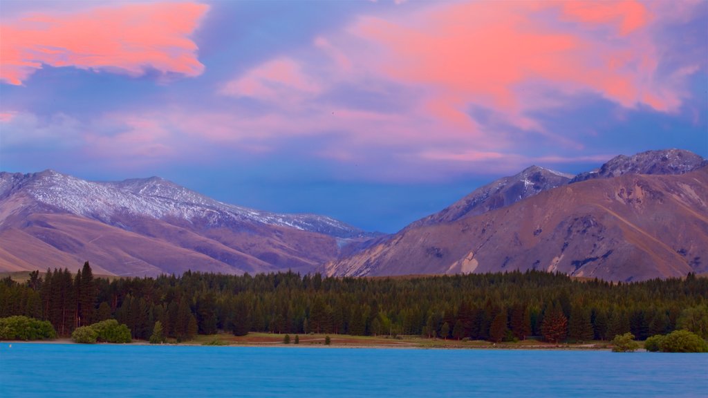 Lake Tekapo showing landscape views, a lake or waterhole and mountains