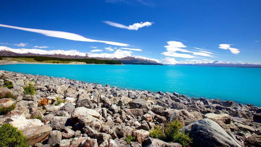 Lake Pukaki que inclui um lago ou charco