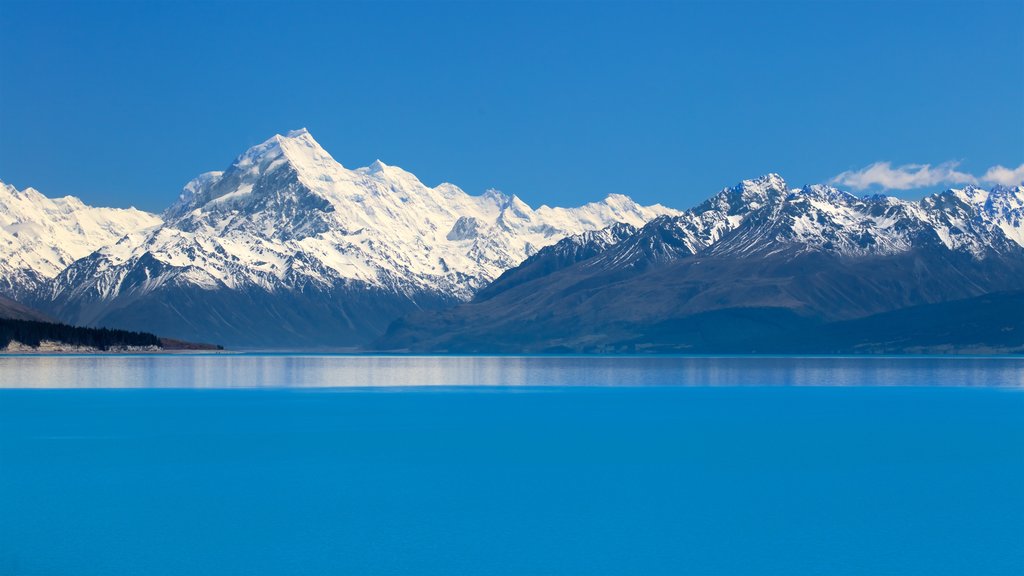 Danau Pukaki menunjukkan danau, salju dan gunung