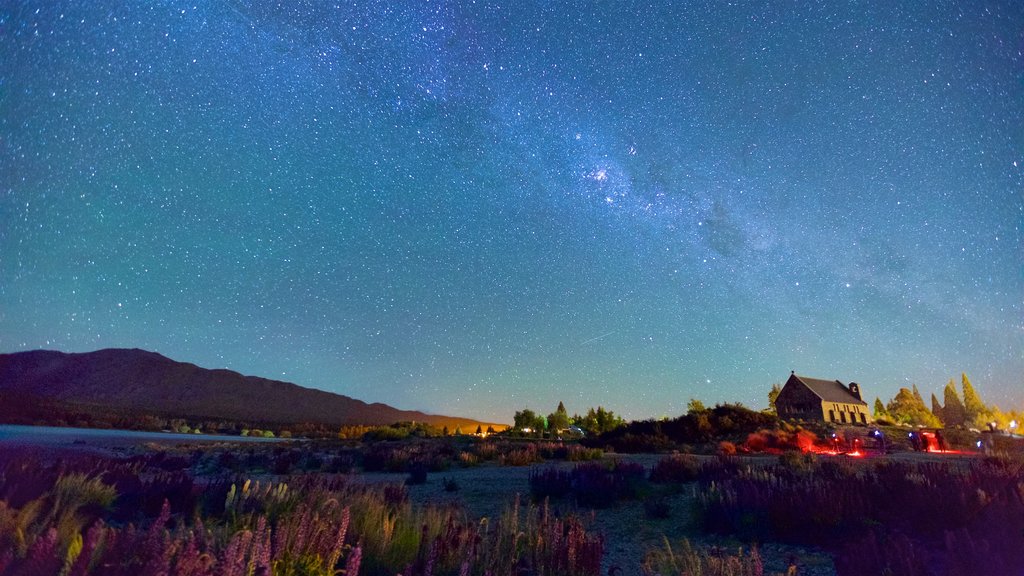 Church of the Good Shepherd ofreciendo escenas nocturnas, escenas tranquilas y auroras boreales