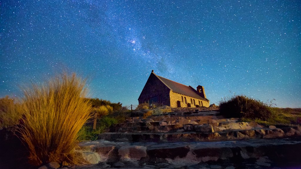 Den gode hyrdes kirke som viser en kirke eller en katedral, nordlyset og natteliv