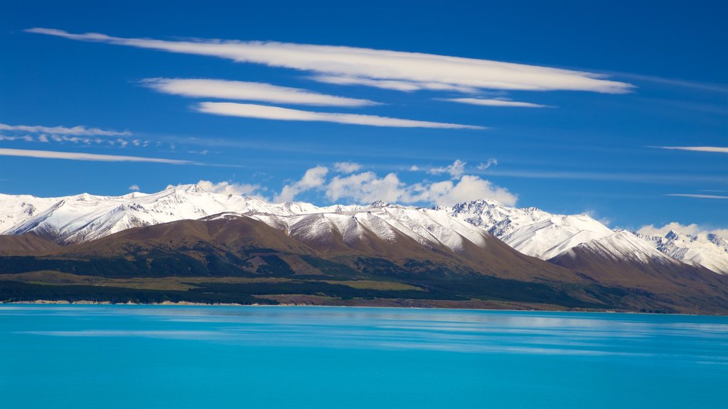 Lake Pukaki which includes mountains, snow and a lake or waterhole