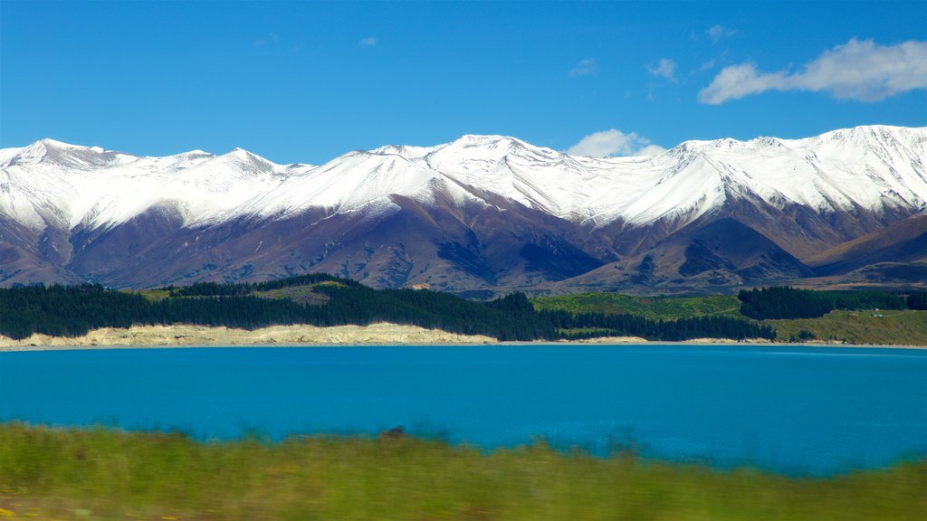 Lake Pukaki ofreciendo nieve, un lago o abrevadero y montañas