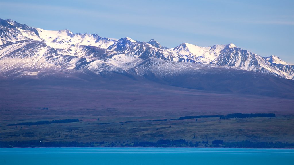 Lake Pukaki showing snow, mountains and a lake or waterhole