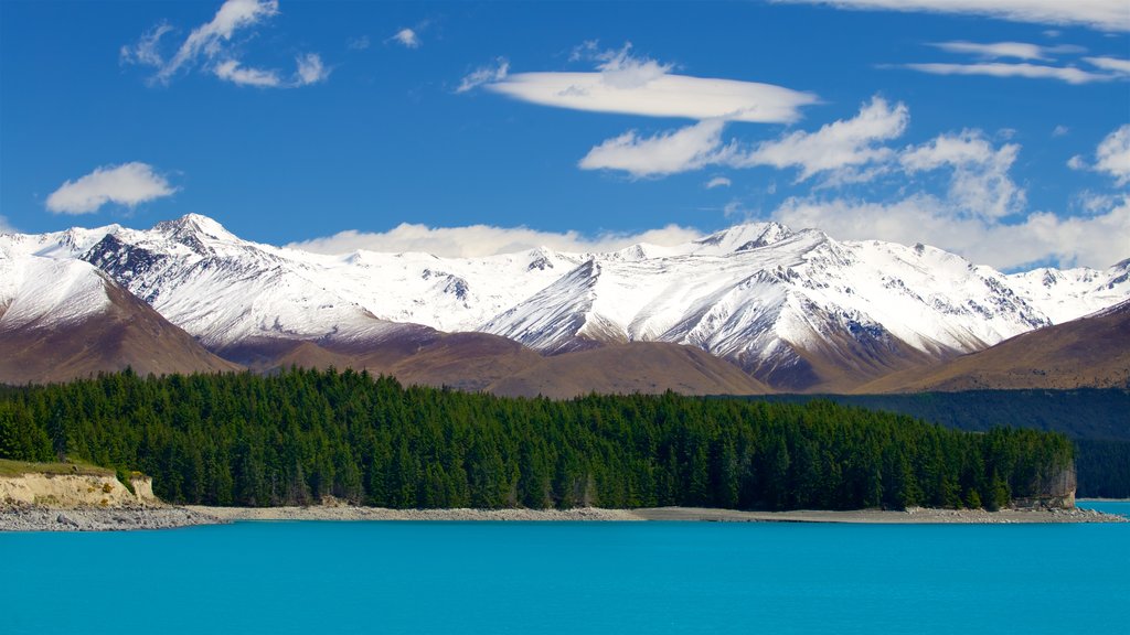 Lake Pukaki showing snow, mountains and a lake or waterhole