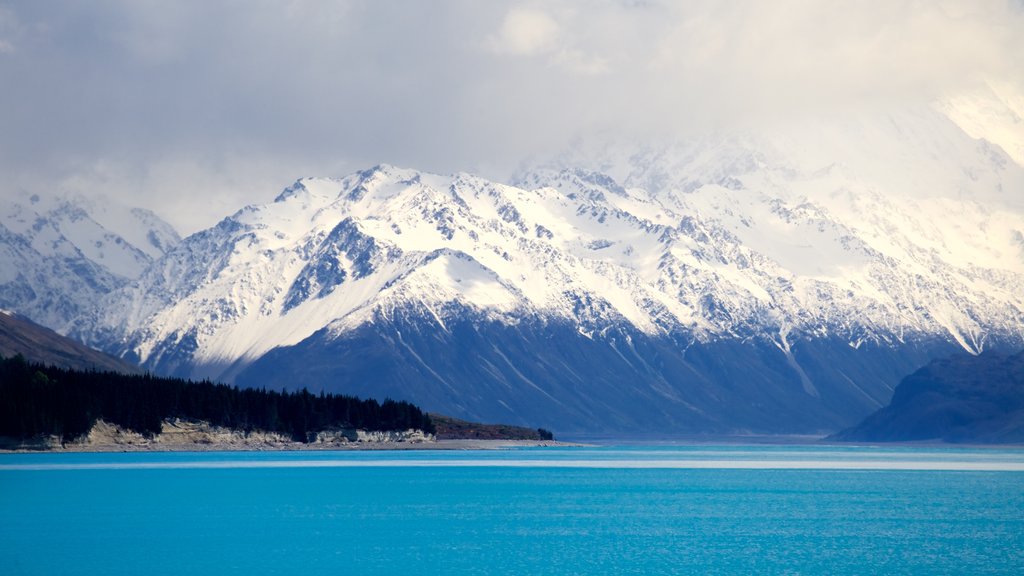 Lake Pukaki showing a lake or waterhole, mist or fog and mountains