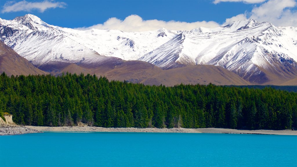 Lake Pukaki which includes mountains, snow and a lake or waterhole