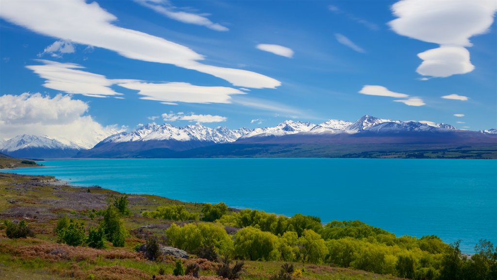 Lake Pukaki que incluye un lago o espejo de agua, escenas tranquilas y montañas