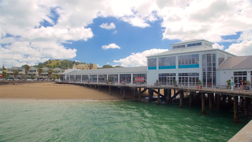 Devonport inclusief algemene kustgezichten en een zandstrand